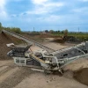 Machacadora móvil CAMS Centauro XL 150.69 APR en una planta de reciclaje, procesando escombros y optimizando la reutilización de materiales.