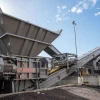 Machacadora fija CAMS UTS 1000-2 en operación, diseñada para la trituración de escombros y residuos de construcción con alta eficiencia.