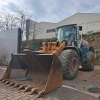 Cargadora Liebherr L-544 con cuchara reforzada en obra de construcción, máquina robusta y eficiente.