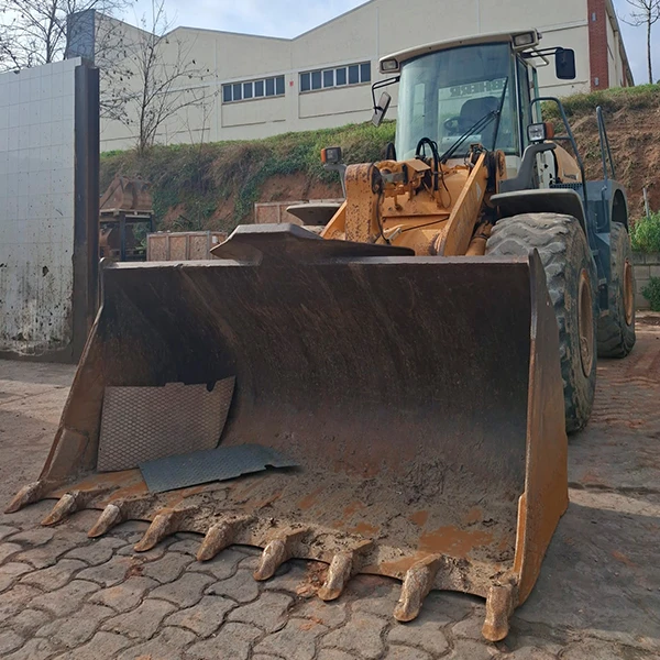 Cargadora Liebherr L-544 usada con cuchara reforzada, ideal para movimiento de tierras.