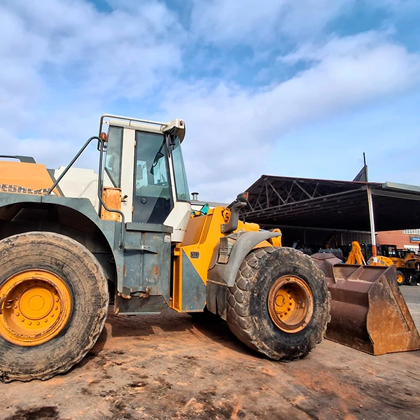 Cargadora Liebherr L-544 de segunda mano, lista para trabajos de construcción.