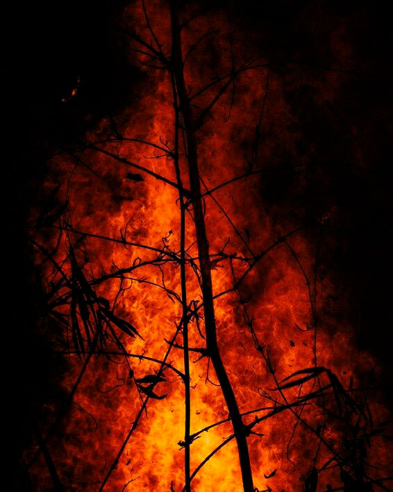 Incendio forestal nocturno donde el equipo especializado para Protección Civil es crucial para el control y extinción.