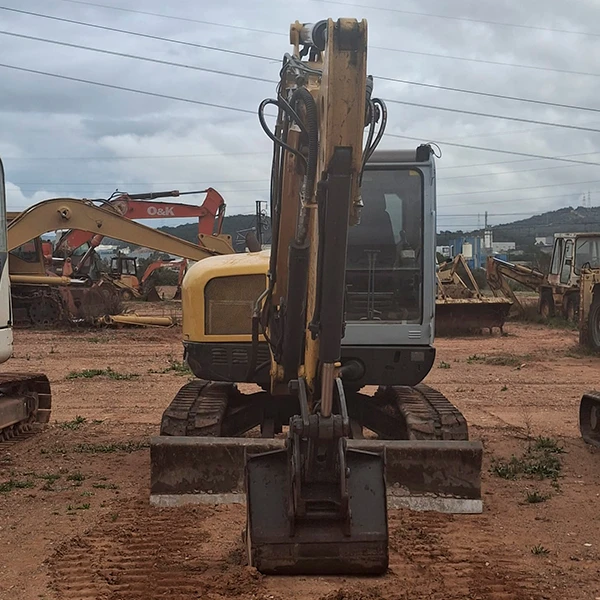 Excavadora Wacker Neuson 75 Z 3 vista frontal con hoja topadora en GRUPOCIBSA.