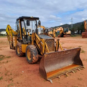 La Venieri VF 2.23 es una retroexcavadora compacta y articulada ideal para obras públicas, con pala frontal y tracción 4x4, disponible en segunda mano en GrupoCibsa.