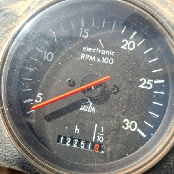 Contador de horas de uso de la Venieri VF 2.23, retroexcavadora articulada de segunda mano, mostrando su tiempo operativo en obra pública.