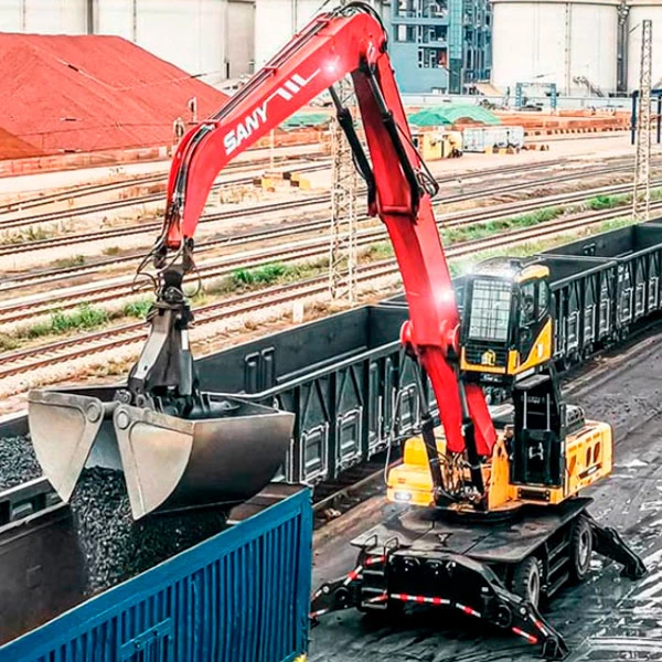 La Sany SMHW48G5 es una manipuladora telescópica industrial diseñada para carga de materiales pesados en logística ferroviaria, puertos y reciclaje.