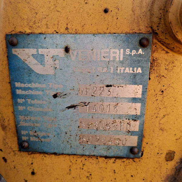 Placa de identificación de la Venieri VF 2.23, mostrando número de chasis, tipo de motor y datos de fabricación de esta retroexcavadora de segunda mano.