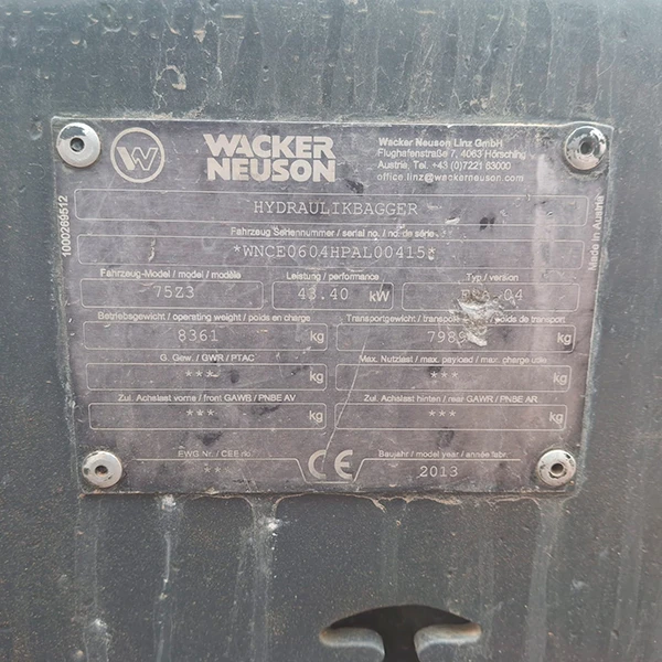 Placa identificativa de la excavadora Wacker Neuson 75 Z 3 con número de serie en GRUPOCIBSA.