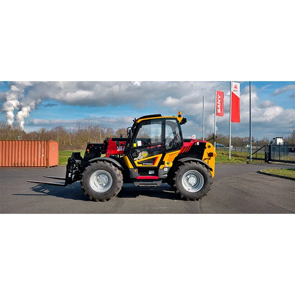 Manipuladora telescópica SANY STH936 vista lateral con cabina cerrada, diseñada para ofrecer visibilidad, confort y seguridad en operaciones agrícolas, industriales y de construcción.