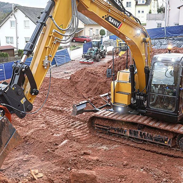 Excavadora SANY SY 155U realizando excavación en terreno de obra con máxima eficiencia.