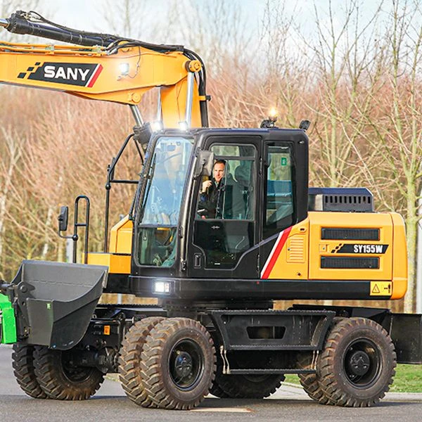Excavadora de ruedas SANY SY155W en movimiento, mostrando su versatilidad y eficiencia en entornos urbanos y rurales.