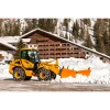 Pala cargadora Venieri 4.63 H equipada con cadenas para nieve y cuchilla quitanieves trabajando frente a un complejo hotelero de montaña nevado.