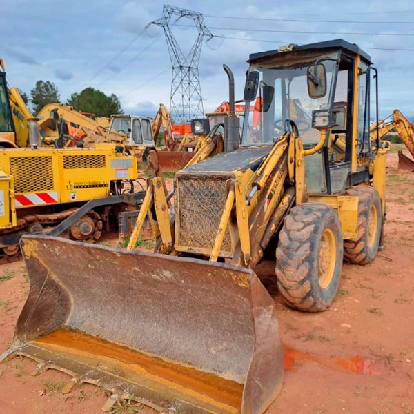 La Venieri VF 2.23 es una retroexcavadora usada con pala frontal y tracción 4x4, ideal para trabajos de obra pública y construcción, disponible en GrupoCibsa.