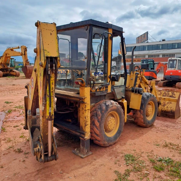 La Venieri VF 2.23 es una retroexcavadora compacta de segunda mano, con pala frontal y brazo trasero, ideal para excavaciones y movimiento de tierras en obra pública.