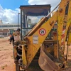 Retroexcavadora Venieri VF 2.23 de segunda mano, equipada con pala frontal y brazo trasero, ideal para excavaciones y movimiento de tierras en obra pública.