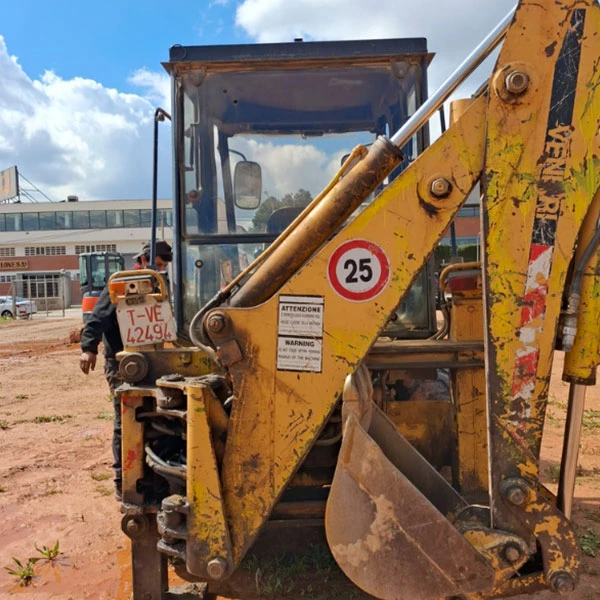 Retroexcavadora Venieri VF 2.23 de segunda mano, equipada con pala frontal y brazo trasero, ideal para excavaciones y movimiento de tierras en obra pública.