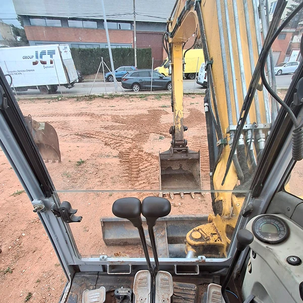 Vista desde la cabina de la excavadora Wacker Neuson 75 Z 3 con brazo extendido en GRUPOCIBSA.