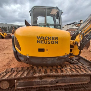 Vista trasera de la excavadora Wacker Neuson 75 Z 3 con logotipo en GRUPOCIBSA.