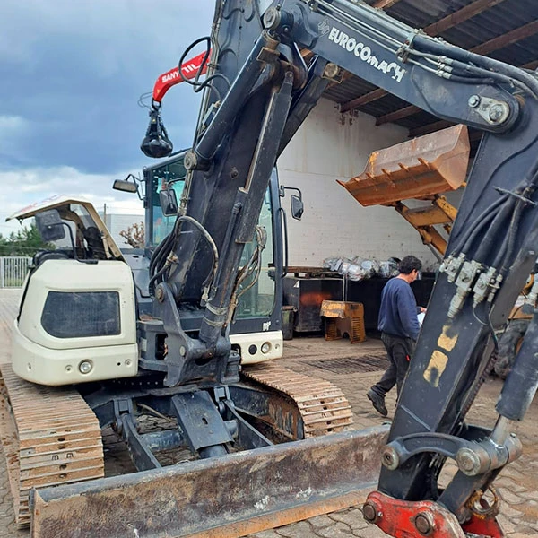 Excavadora Eurocomach 95TR de segunda mano en vista frontal con hoja topadora y brazo articulado triple en GRUPOCIBSA.