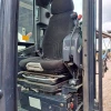Interior de cabina Eurocomach 95TR con asiento GRAMMER ajustable y controles hidráulicos en GRUPOCIBSA.