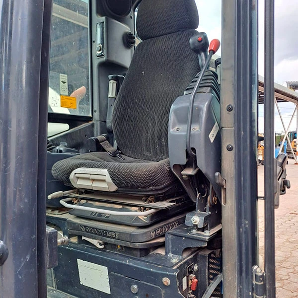 Interior de cabina Eurocomach 95TR con asiento GRAMMER ajustable y controles hidráulicos en GRUPOCIBSA.