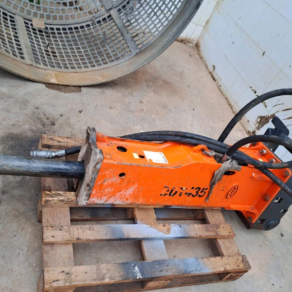 Martillo hidráulico EDT para excavadora Eurocomach 95TR con latiguillos sobre palet en GRUPOCIBSA.