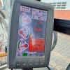 Pantalla Eurocomach 95TR mostrando 9768 horas de uso, datos de mantenimiento y RPM, vista interior cabina.