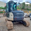 Eurocomach 95TR vista trasera con orugas, cabina cerrada, vinilo Benjumea y enganche rápido, disponible en GRUPOCIBSA.