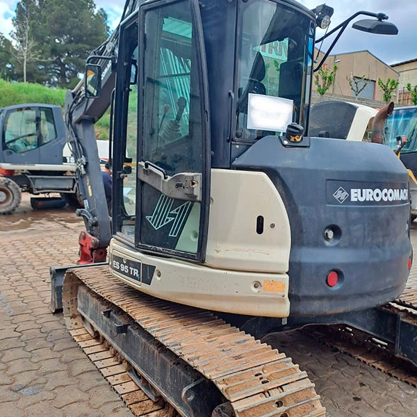 Vista trasera de la excavadora Eurocomach 95TR de segunda mano con orugas completas en GRUPOCIBSA.