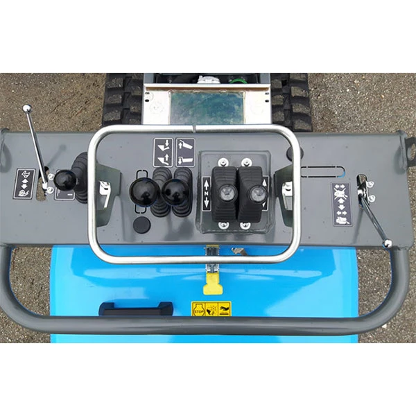 Controles de precisión del Messersi TC100 con mando ergonómico y joystick hidráulico.