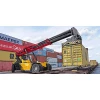 Reachstacker SANY SRSC4535G5 carga contenedor en terminal ferroviaria.