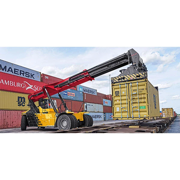 Reachstacker SANY SRSC4535G5 carga contenedor en terminal ferroviaria.