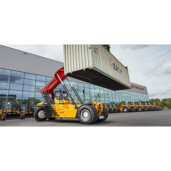 Reachstacker SANY SRSC4535G5 elevacion de contenedor en terminal ferroviaria.