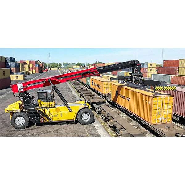 Reachstacker SANY SRSC4535G5 trabajando en terminal ferroviaria.
