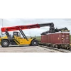 Reachstacker SANY SRSC4540G5 carga en terminal ferroviaria.