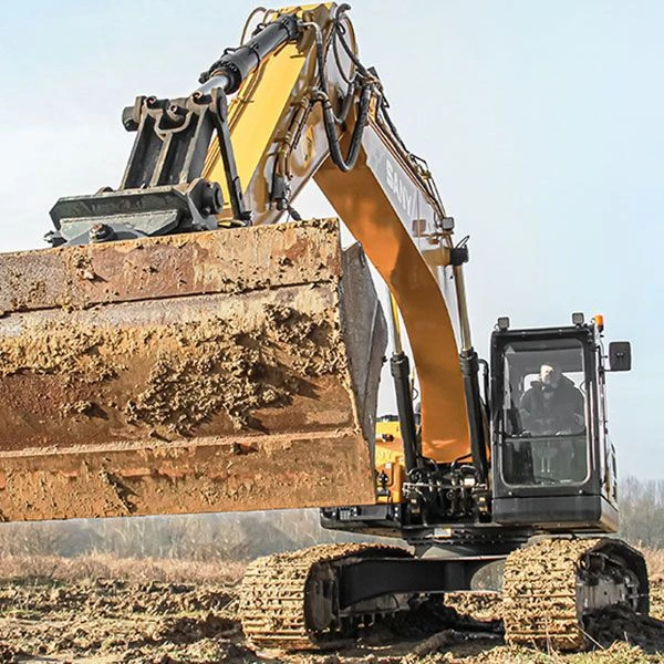 SANY SY215C excavadora de cadenas cargando tierra.