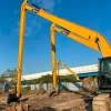 Imagen de la Excavadora SANY SY305 LONG REACH operando en terreno abierto, ideal para trabajos de gran distancia, disponible en GRUPOCIBSA.