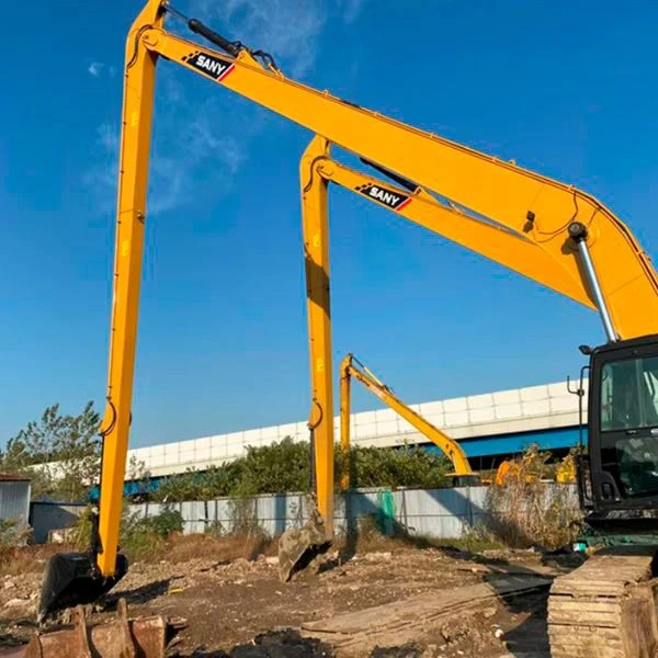 Imagen de la Excavadora SANY SY305 LONG REACH operando en terreno abierto, ideal para trabajos de gran distancia, disponible en GRUPOCIBSA.