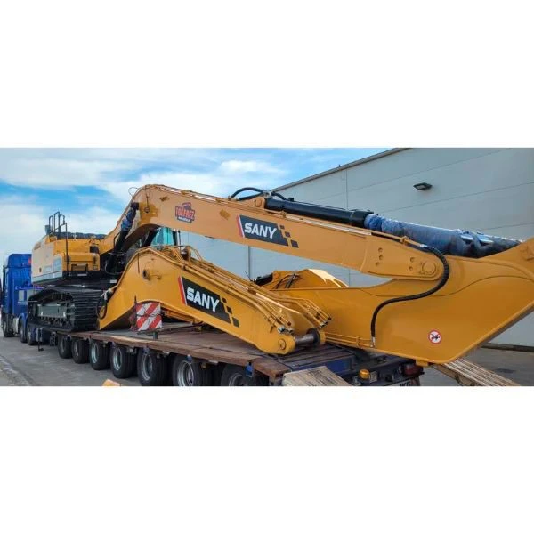 Excavadora SANY SY305 LONG REACH lista para su transporte en camión, optimizada para excavaciones de largo alcance.