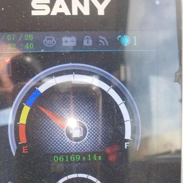 Pantalla SANY SY35U Mostrando Horas Reales De Uso.