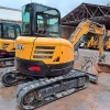 SANY SY50U giratoria alineada junto a otras máquinas.