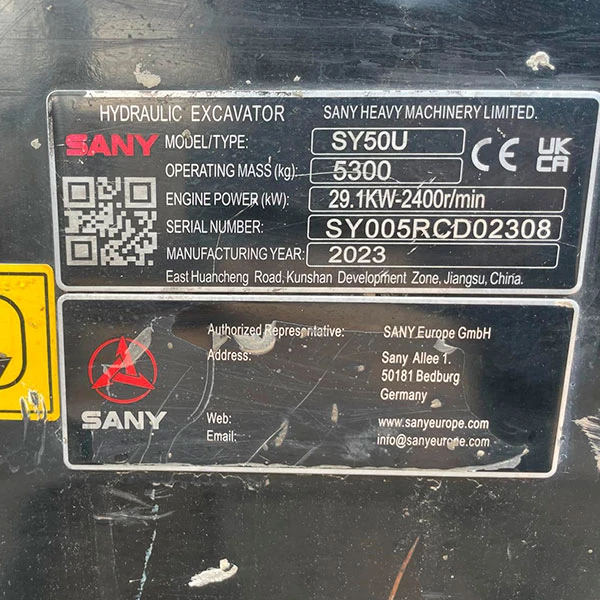 Placa técnica de identificación de la SANY SY50U 2023.