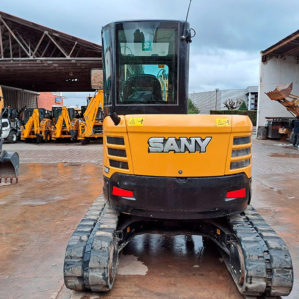 Vista trasera de la mini excavadora SANY SY50U usada.