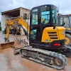 SANY SY50U con cabina cerrada en zona de carga.