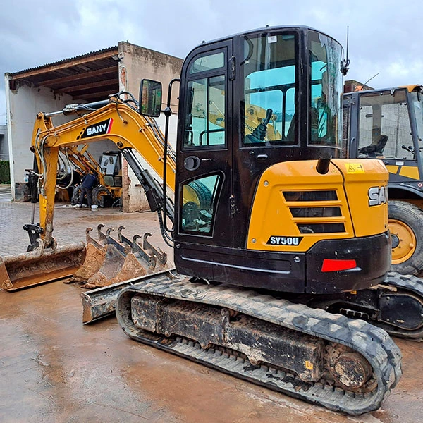 SANY SY50U con cabina cerrada en zona de carga.