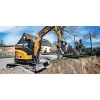 SANY SY50U miniexcavadora cargando tierra en obra.