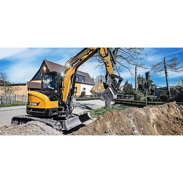 SANY SY50U miniexcavadora cargando tierra en obra.