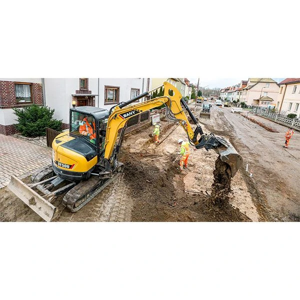 SANY SY50U movimiento de tierras en construcción.