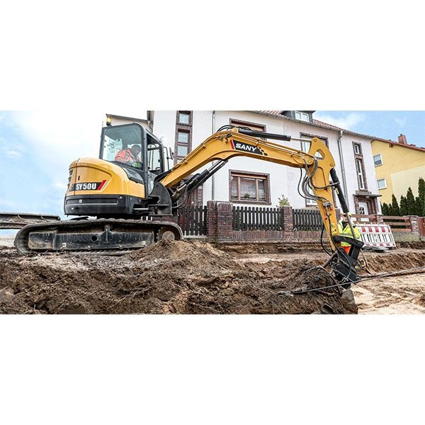 SANY SY50U excavadora compacta trabajando en obra pública.