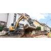 SANY SY50U excavadora compacta en obra urbana.
